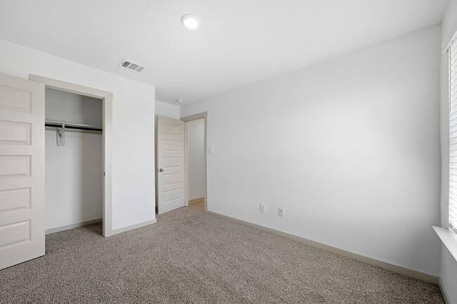 Building Photo - 818 Starcross Bnd Dr