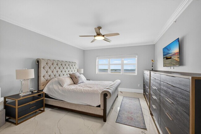 Building Photo - 2650 Lake Shore Dr