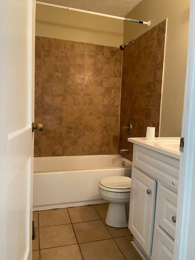 Building Photo - **AVAILABLE NOW**2 Bedroom / 1 Bathroom Ho...