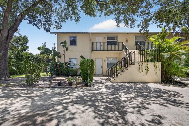 Building Photo - 708 SW Gardens Blvd