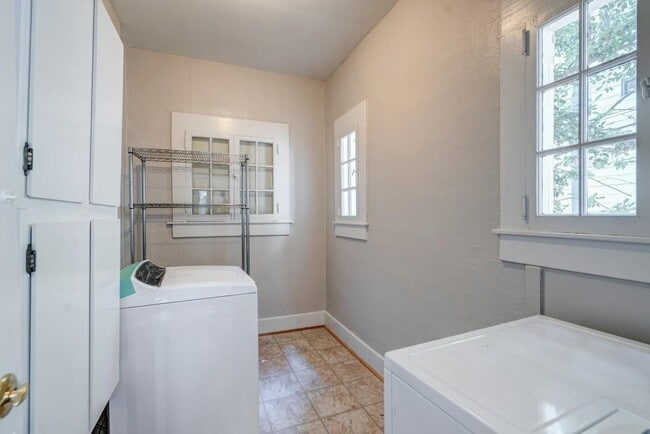 Building Photo - 316 9th St NE