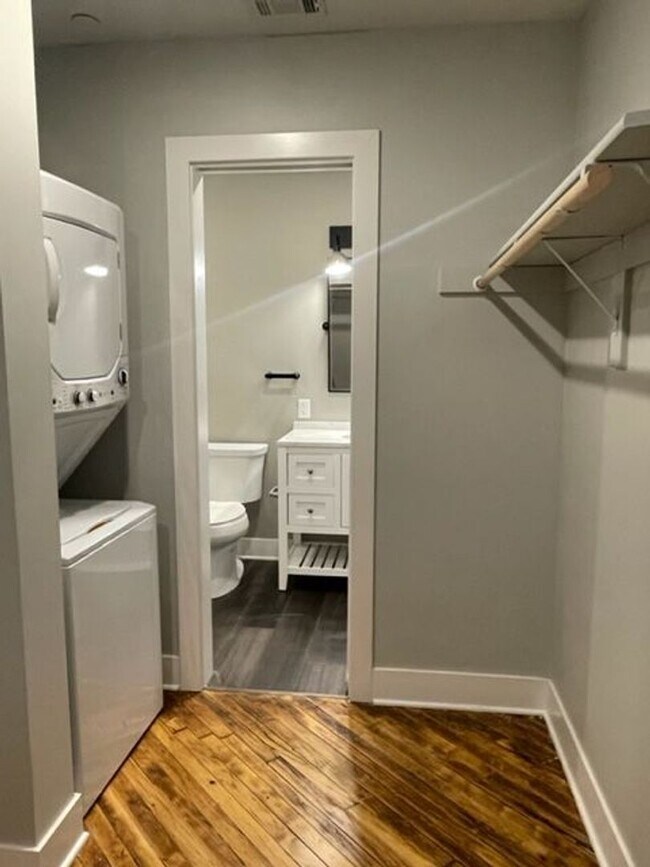 Building Photo - HUGE Apartment Available at Farnam Hill Lo...