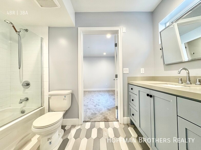 Building Photo - 6032 Romaine St