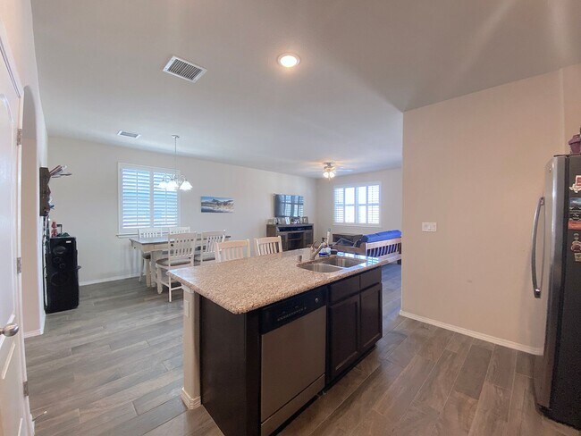 Building Photo - Gorgeous 4bed/3.5bath with 2 Master Bedrooms!