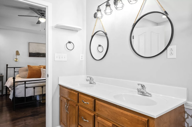 Master Bathroom - 1021 Glenhurst Way