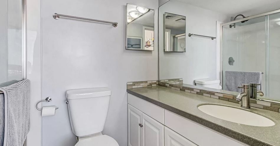 bathroom 1 - 601 1st St S