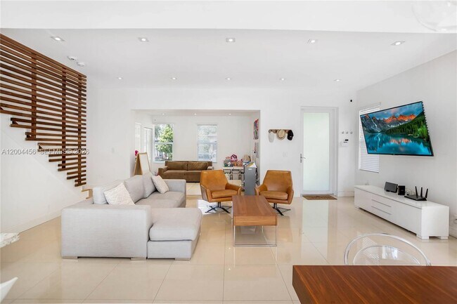 Building Photo - Southwest 20th Road, Miami, FL 33129 - 3 BR 2.5 BA single-family home