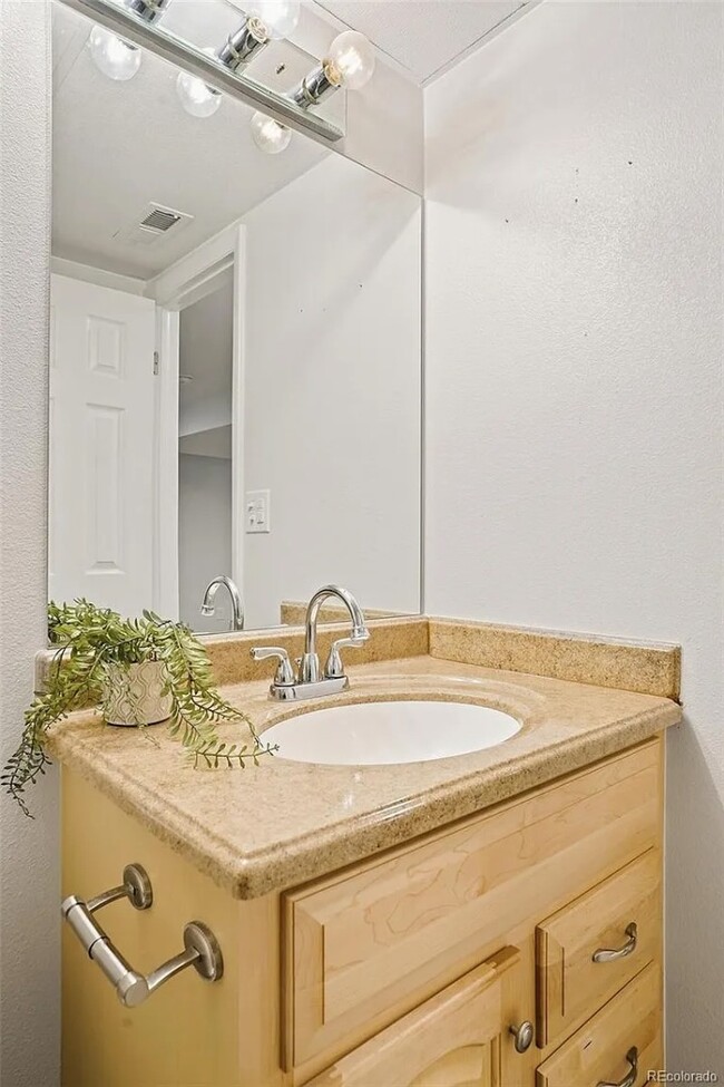 Building Photo - Gorgeous 4 bedroom modern home in Holly Hills
