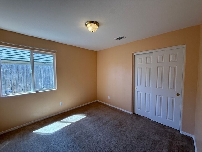 Building Photo - Spacious Single Story 4 Bedroom, 2 Bathroo...
