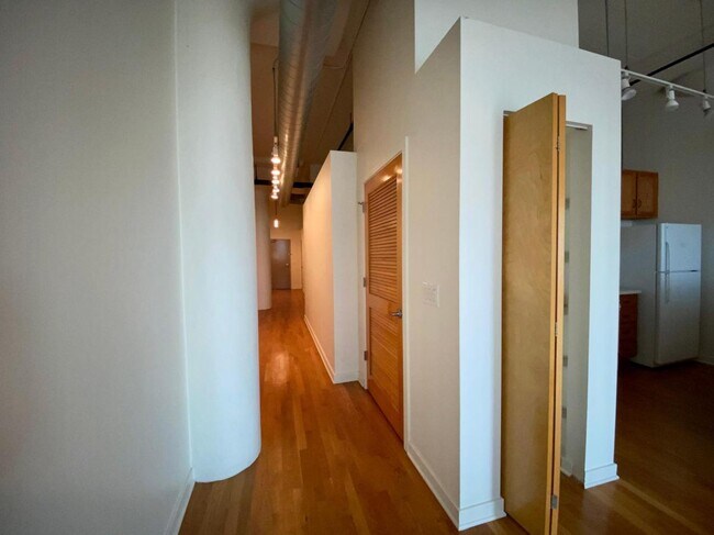 Building Photo - 1224 W Van Buren St