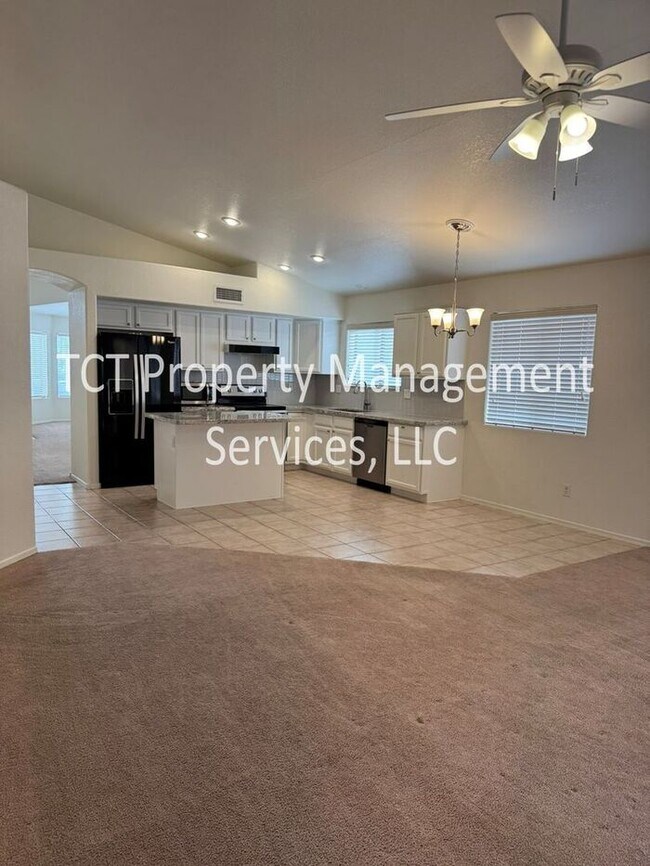 Building Photo - Spacious Open Concept 3 bedroom, 2 bath Ho...