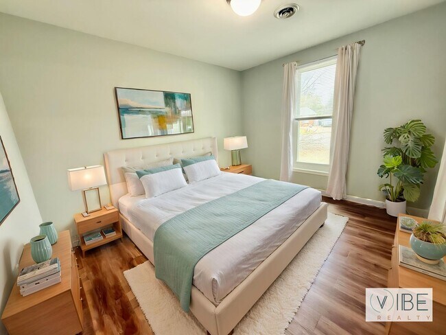 Building Photo - 3 Bedroom 1.5 Bath House w/Large Yard- Easy access to OHB and Nolensville Pk $2100