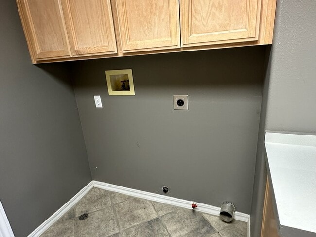 Building Photo - 511 Lone Oak Ct