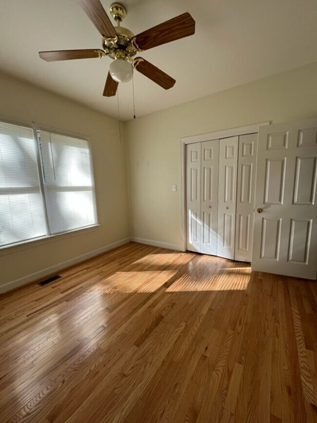 Building Photo - Gorgeous, updated 4 bedroom 2 bathroom hom...