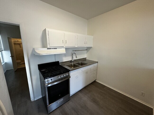 Building Photo - "Charming 1-Bedroom Retreat in Denver's Heart - Perfect Blend of Comfort & Convenience!