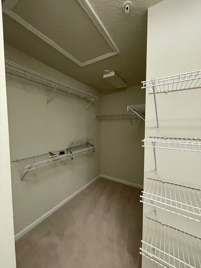 Building Photo - Midtowne