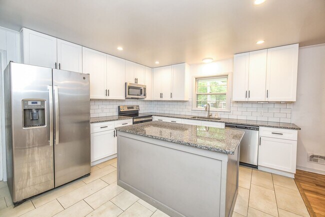 Building Photo - 9 Castlewood Dr