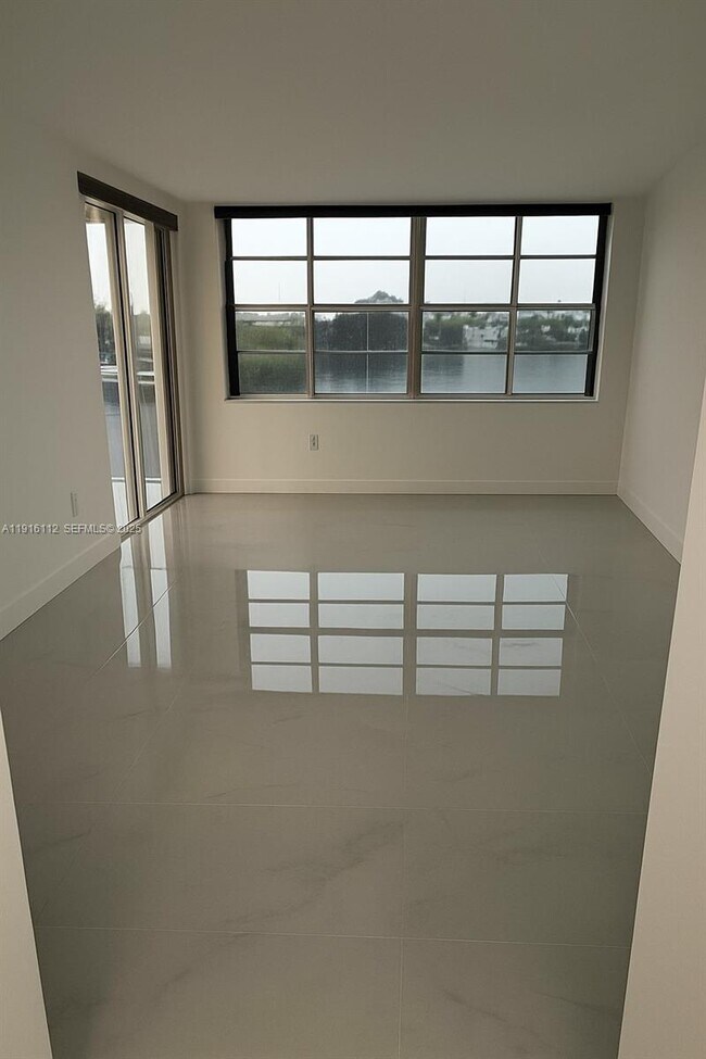 Building Photo - 1750 NE 191st St