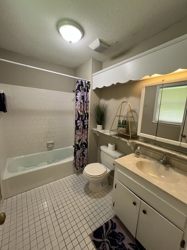 Building Photo - 112 Mina Dr