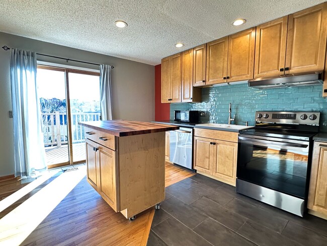 Building Photo - Beautiful TownHome Near Chatfield Reservoir