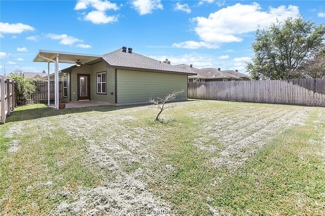 Building Photo - 916 Crested Point Dr