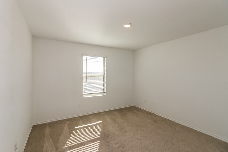 Building Photo - 310 Pickwick Gdns Ln