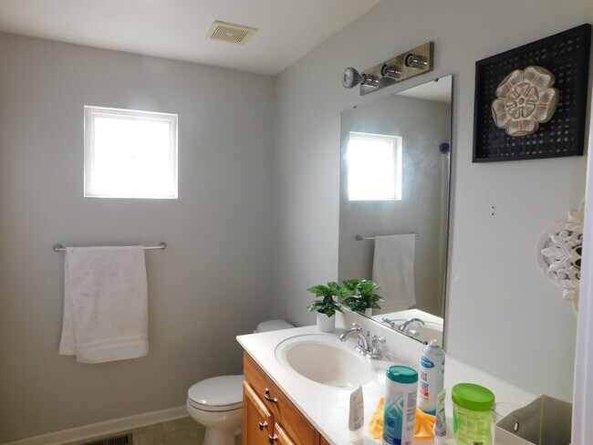 Building Photo - 104 Pebble Creek Dr