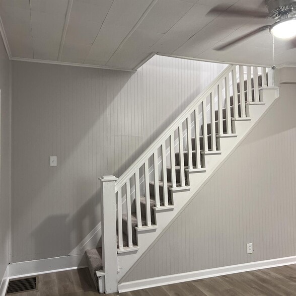 Building Photo - 529 Ann Ave