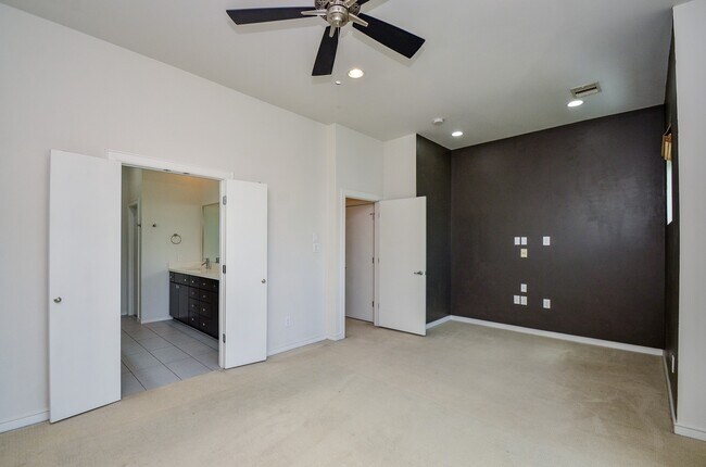 Building Photo - 1310 Delano St