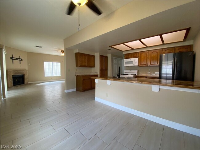 Building Photo - 313 Beethoven St