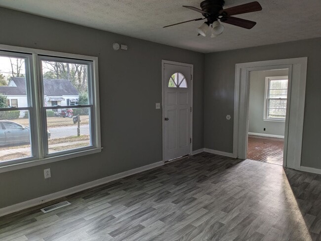 Building Photo - Newly remodeled 3 BR 1 bath home