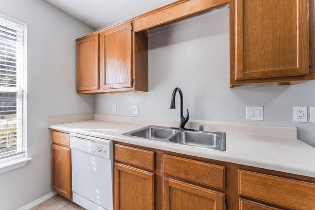 Building Photo - 3300 SW Landau Ct