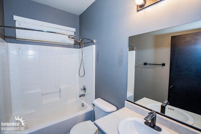 Building Photo - Modern 3Bdm 3Ba Home in a gated community!