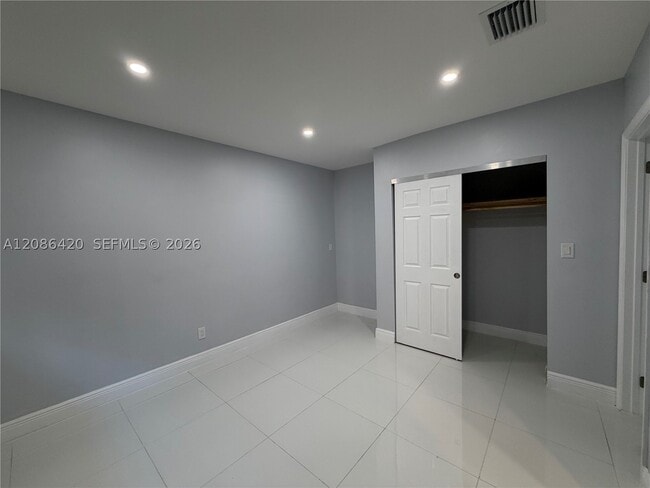 Building Photo - 335 NE 168th St