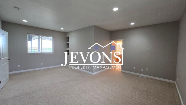 Building Photo - Open House viewings every Tuesday and Friday at 12:00 PM.