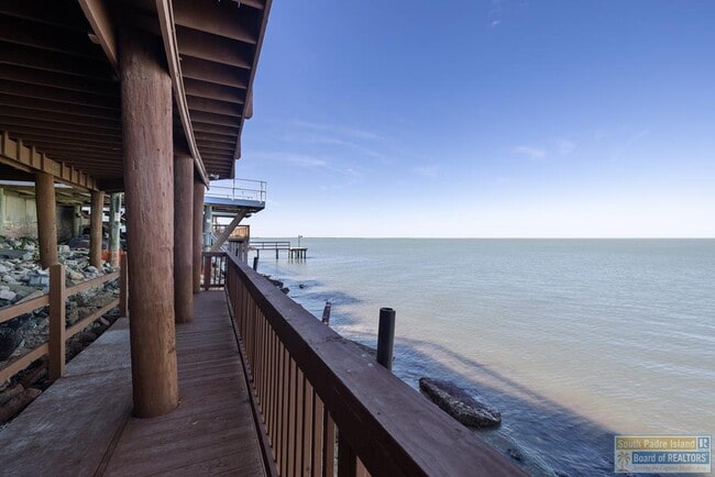 Building Photo - 618 N Shore Dr