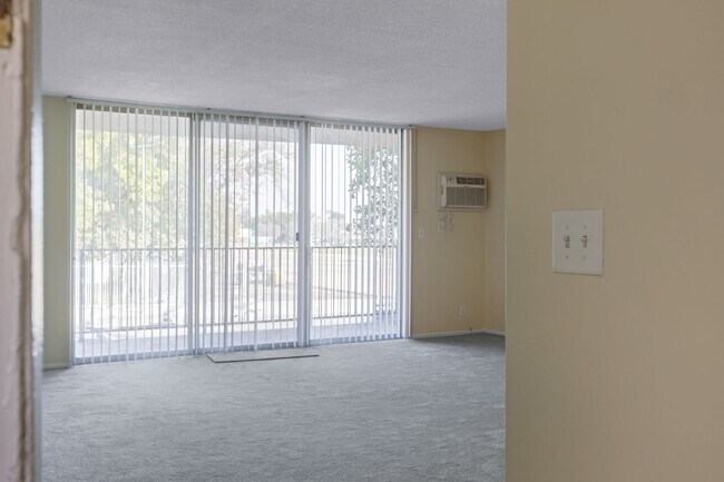 Building Photo - 8421 Lindley Ave