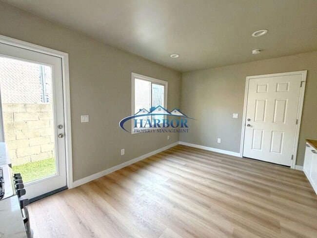 Building Photo - 543 W 5th St