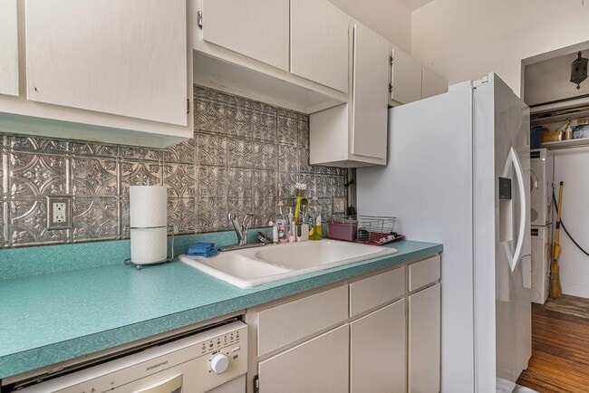 Building Photo - 350 King St