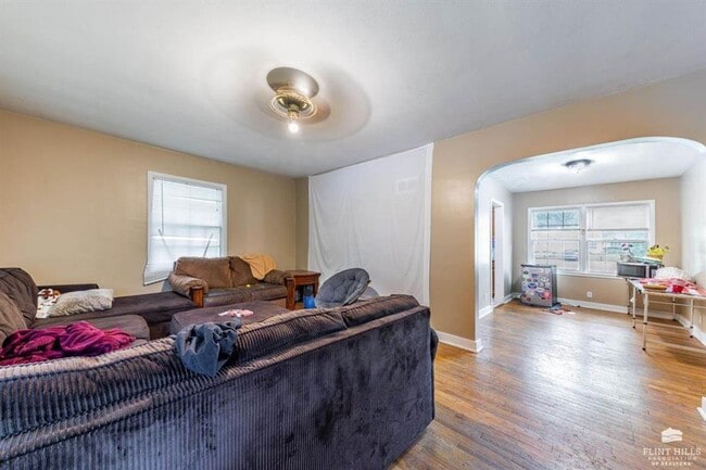 Building Photo - Close to Campus! Charming Home!