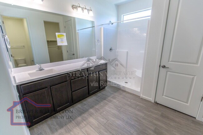 Building Photo - 827 W Nova Pl