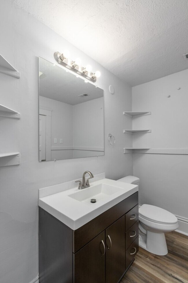 Building Photo - 205 W Cambridge St