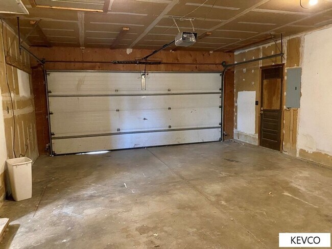 Building Photo - Sprawling Four Bedroom Home