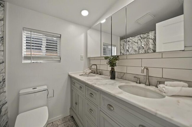 Building Photo - 2461 Depew St