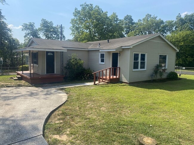 Building Photo - Large 4 Bedroom 2 Bath Home