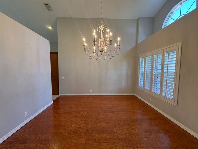 Building Photo - 4 Bedroom 2 Bathroom + Den - Attached Garage and  Heated  Pool!