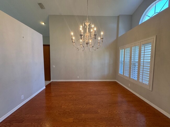 Building Photo - 4 Bedroom 2 Bathroom + Den - Large Garage and  Heated  Pool!