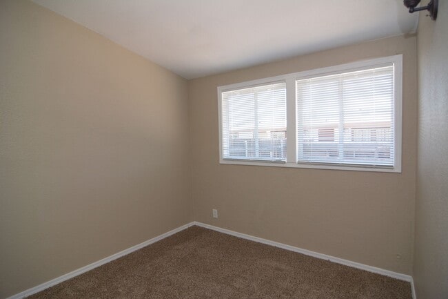 Building Photo - Spacious 2 Bedroom 1 Bath Duplex! Central ...