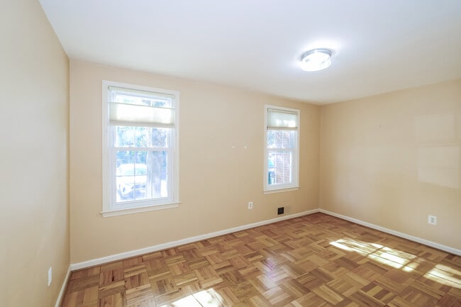 Building Photo - 647 Azalea Dr