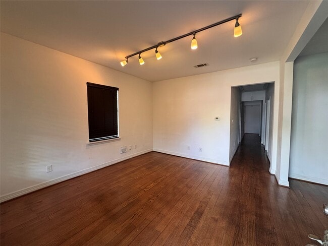 Building Photo - 208 E 38th St